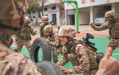 连日来，武警广西总队桂林支队组织体能强化训练。图为战士进行翻轮胎比赛。施晨洲摄