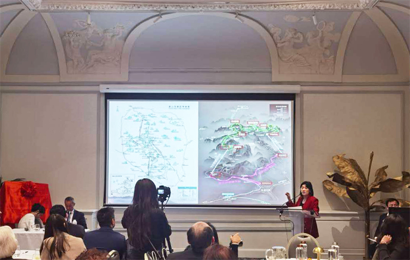 图1:黄山迎客松旅行服务有限公司总监甘宁介绍黄山旅游产品和线路。(黄山旅游发展股份有限公司供图) 图1:黄山迎客松旅行服务有限公司总监甘宁介绍黄山旅游产品和线路。(黄山旅游发展股份有限公司供图)