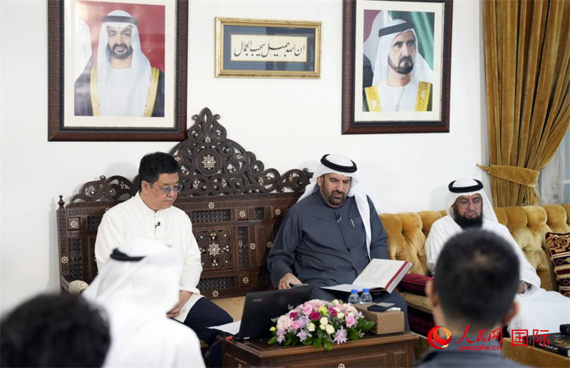 迪拜穆罕默德·本·拉希德·阿勒马克图姆知识基金会首席执行官贾迈勒(右二)致辞。人民网塔里克·易卜拉欣摄 迪拜穆罕默德·本·拉希德·阿勒马克图姆知识基金会首席执行官贾迈勒(右二)致辞。人民网塔里克·易卜拉欣摄