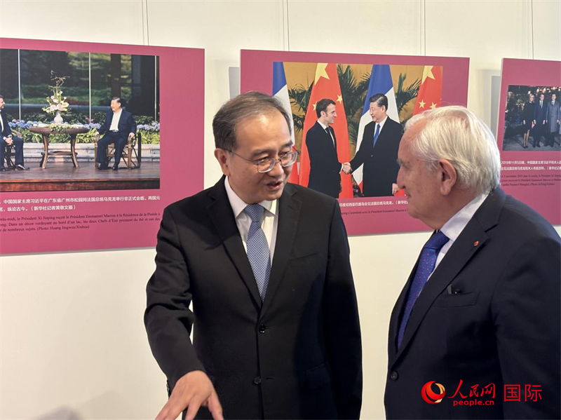 中国驻法国大使邓励和法国前总理拉法兰共同参观图片展。人民网记者 于超凡摄 中国驻法国大使邓励和法国前总理拉法兰共同参观图片展。人民网记者 于超凡摄