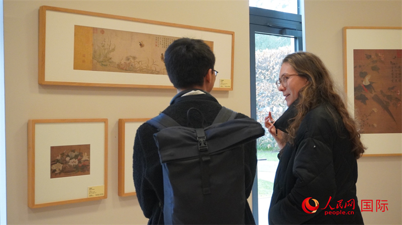 剑桥大学学者参观宋画特展。人民网 徐量摄 剑桥大学学者参观宋画特展。人民网 徐量摄