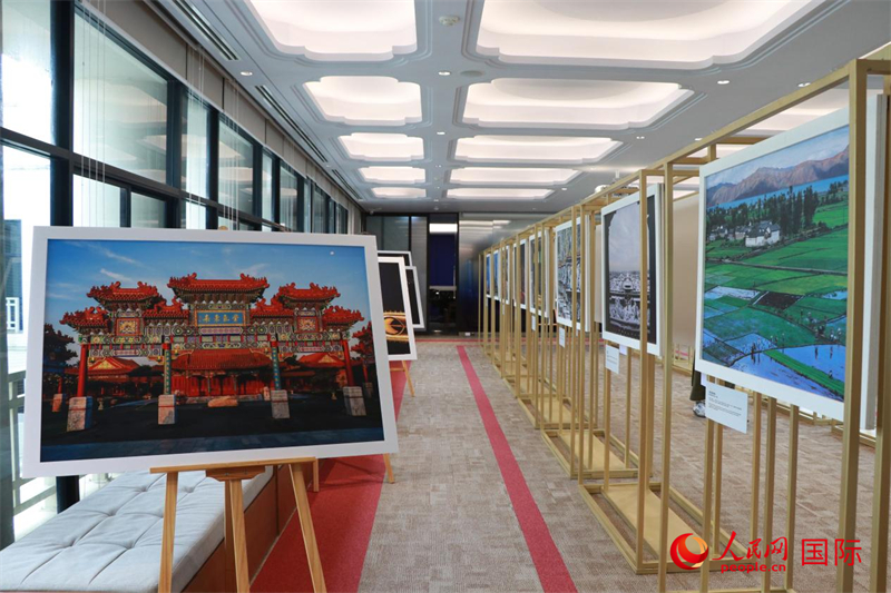 “遇见”摄影展现场。朱潇逸摄 “遇见”摄影展现场。朱潇逸摄