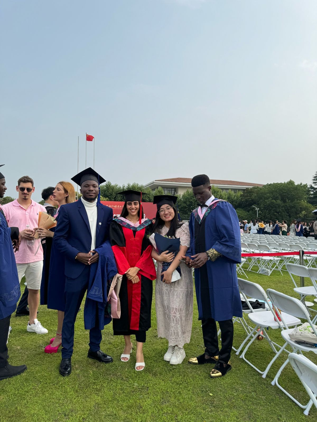 卡友琪(右三)在中国获得学位后与同学合影。受访者供图 卡友琪(右三)在中国获得学位后与同学合影。受访者供图