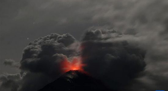 印尼东部火山喷发