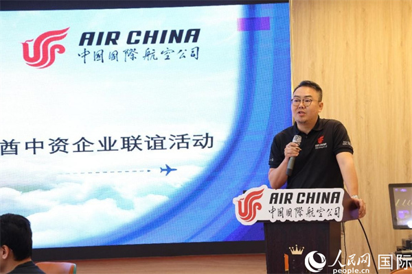 国航迪拜营业部总经理郝渝东介绍相关情况。人民网记者 任皓宇摄 国航迪拜营业部总经理郝渝东介绍相关情况。人民网记者 任皓宇摄