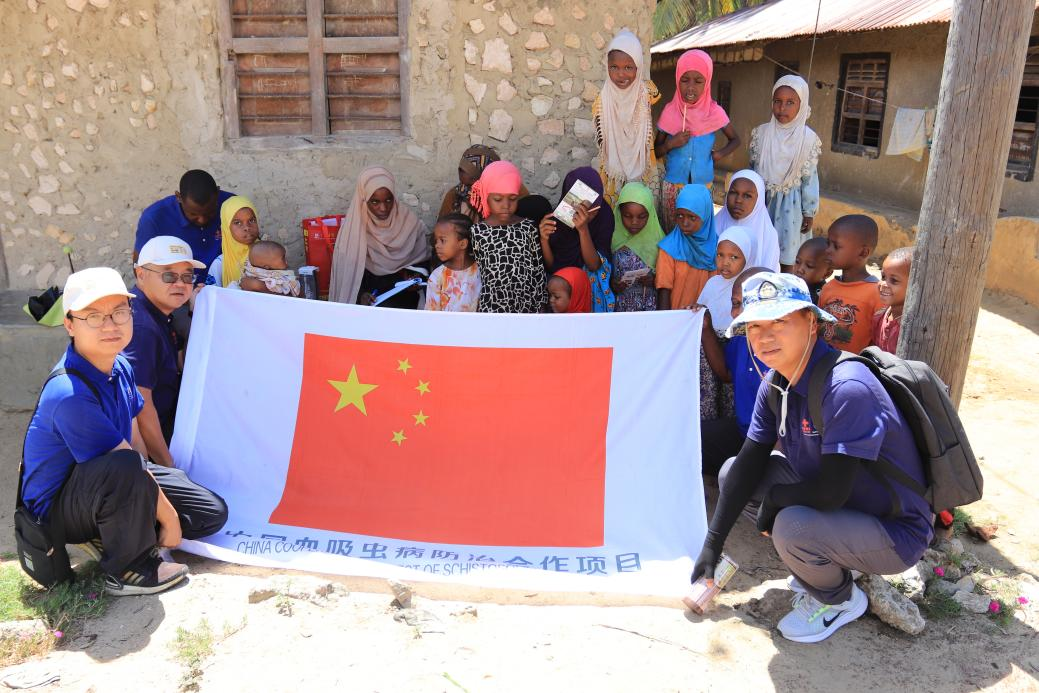 专家组与当地村民合影。专家组供图