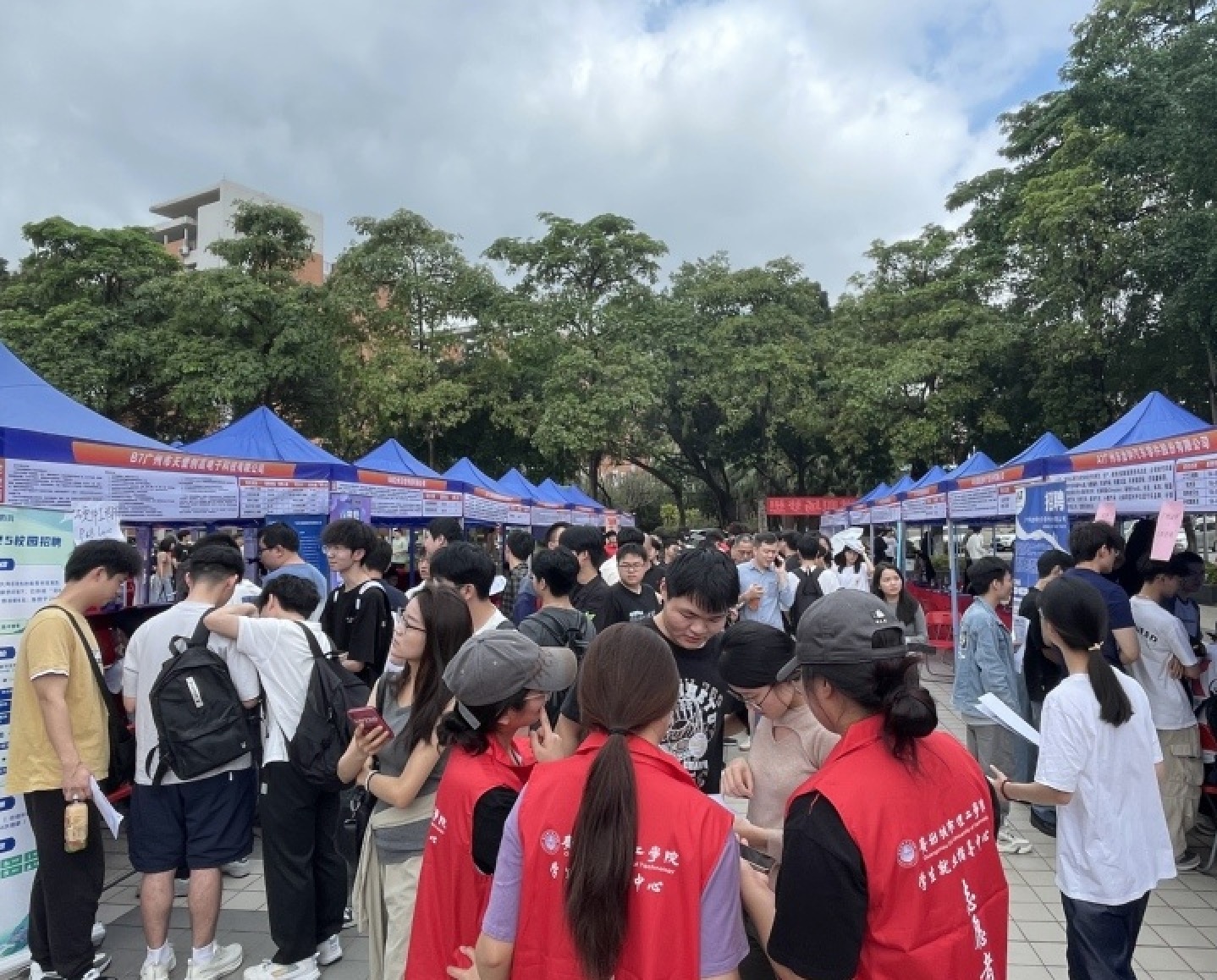 招聘会现场。校方供图