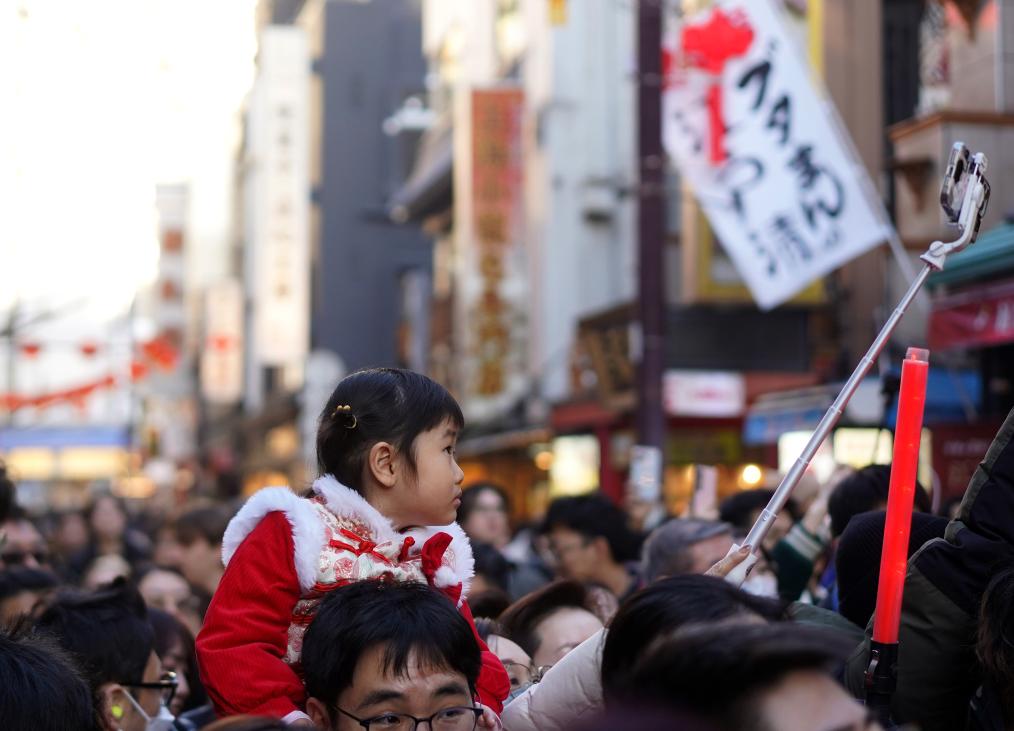 2025年1月29日,一名儿童游览日本横滨中华街。新华社记者贾浩成摄 2025年1月29日,一名儿童游览日本横滨中华街。新华社记者贾浩成摄