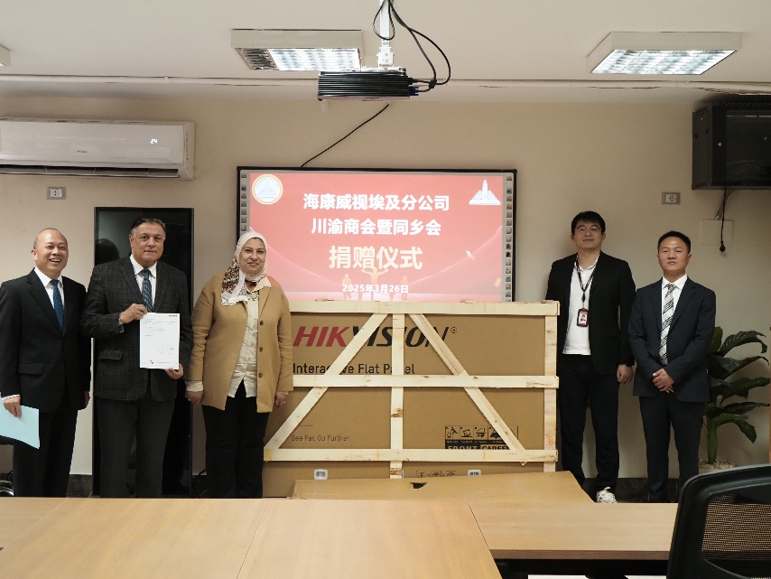 图为捐赠教学设备现场。艾因夏姆斯大学孔子学院供图 图为捐赠教学设备现场。艾因夏姆斯大学孔子学院供图