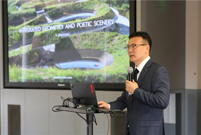 李兴钢院士做题为《胜景几何》的主旨报告。活动主办方供图
