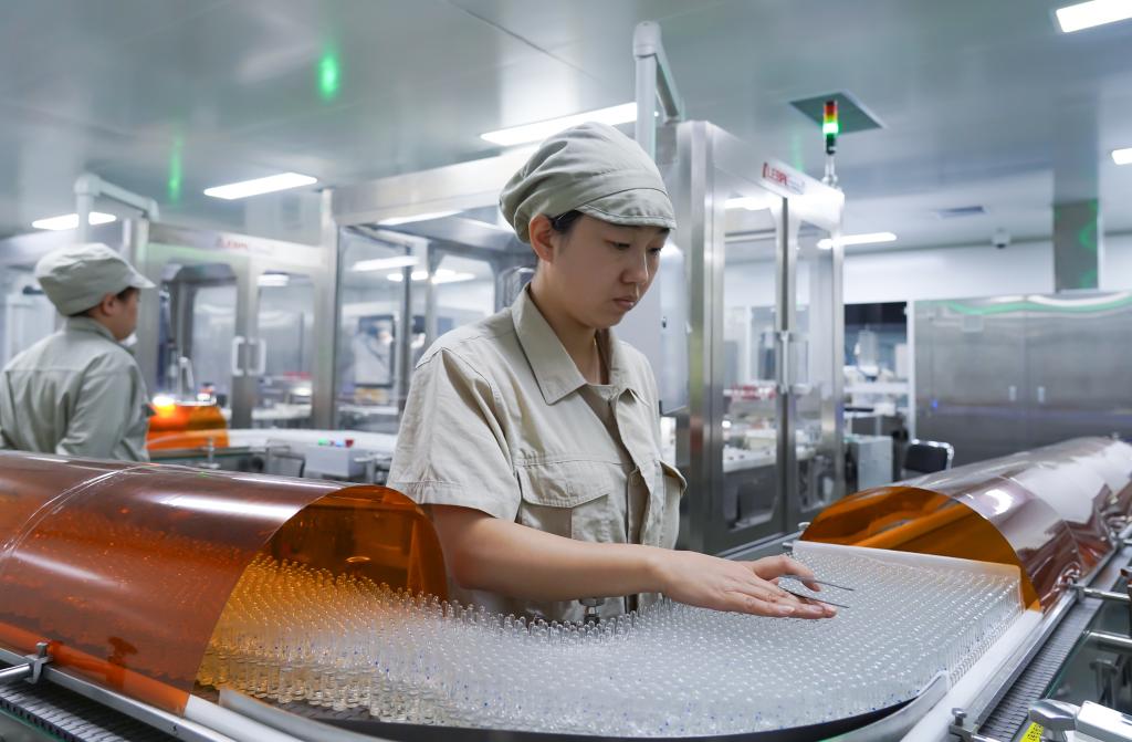 辽宁方大集团东北制药智能化生产车间,企业员工在生产药品。新华社记者杨青 摄 辽宁方大集团东北制药智能化生产车间,企业员工在生产药品。新华社记者杨青 摄