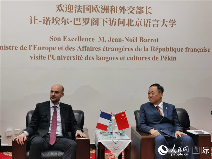 3月27日,法国外长巴罗(左)与北京语言大学校长段鹏(右)会面。人民网 孙鸿宇摄 3月27日,法国外长巴罗(左)与北京语言大学校长段鹏(右)会面。人民网 孙鸿宇摄
