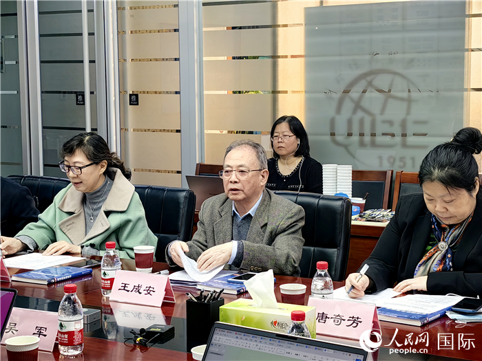 中国葡语国家研究中心特聘专家王成安在当日的发布会上发言。人民网记者 符园园摄 中国葡语国家研究中心特聘专家王成安在当日的发布会上发言。人民网记者 符园园摄