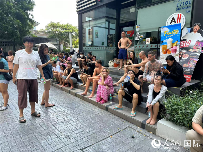 曼谷当地民众在户外躲避。人民网记者 简承渊摄 曼谷当地民众在户外躲避。人民网记者 简承渊摄
