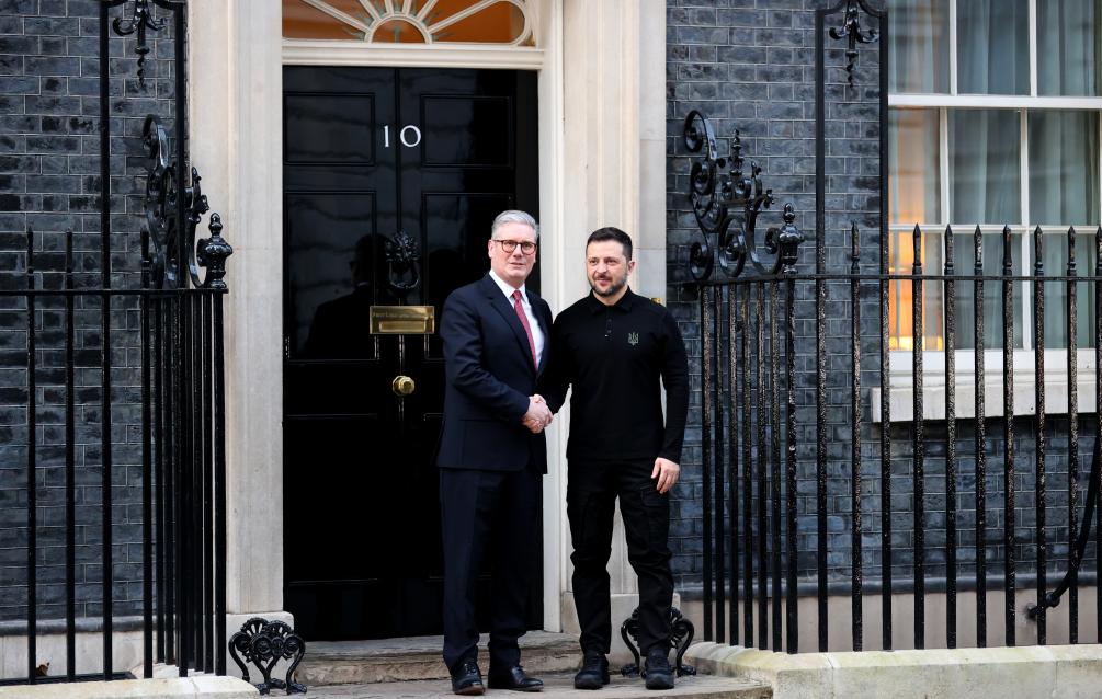 2025年3月1日，在英国伦敦唐宁街10号首相府前，英国首相斯塔默（左）与乌克兰总统泽连斯基握手。新华社记者李颖摄