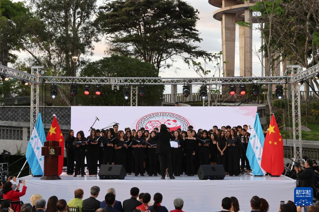 3月26日，在洪都拉斯首都特古西加尔巴，合唱团在胡安娜·莱内斯山和平纪念碑公园表演。 新华社记者 李梦馨 摄