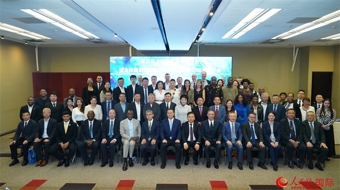 与会嘉宾合影。人民网 刘畅摄 与会嘉宾合影。人民网 刘畅摄