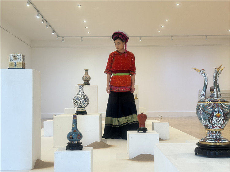阿紫香与景泰蓝作品。欧阳开宇摄 阿紫香与景泰蓝作品。欧阳开宇摄