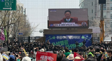 在韩国宪法法院外见证尹锡悦下台