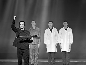 武警工程大学红色故事讲解大赛,学员创作演绎《深海的承诺》节目,讲述黄旭华院士的故事。 武警工程大学红色故事讲解大赛,学员创作演绎《深海的承诺》节目,讲述黄旭华院士的故事。
