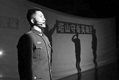 《洪峰下的脊梁》节目中,学员用幕布剧形式致敬抗洪英雄李向群。 《洪峰下的脊梁》节目中,学员用幕布剧形式致敬抗洪英雄李向群。