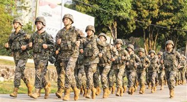 武警广西总队某支队某中队官兵开展训练。刘 明摄 武警广西总队某支队某中队官兵开展训练。刘 明摄
