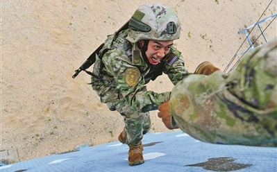 海军某训练基地组织“合力冲击”比武。刘秋红摄 海军某训练基地组织“合力冲击”比武。刘秋红摄