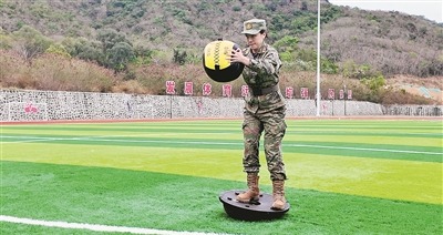 某舰二级上士郑娜进行药球前推训练。陈 昊摄 某舰二级上士郑娜进行药球前推训练。陈 昊摄