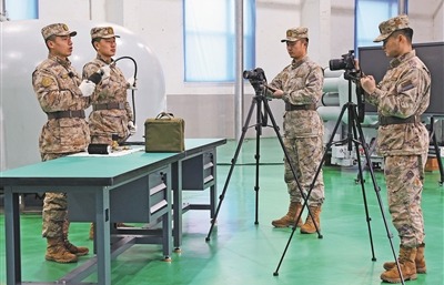 某保障队官兵正在录制微课。于冬智摄 某保障队官兵正在录制微课。于冬智摄