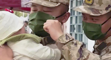 妈妈毫不犹豫把孩子托付给武警官兵