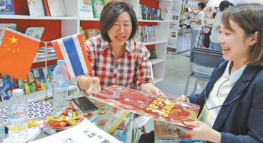 中国图书在曼谷国际书展受欢迎