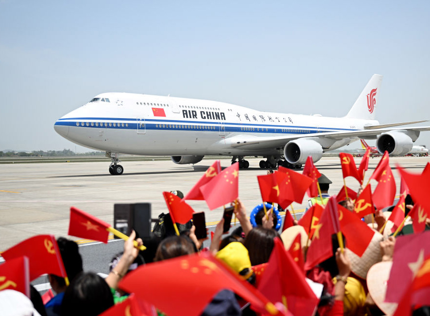 习近平抵达河内 越南盛情迎接