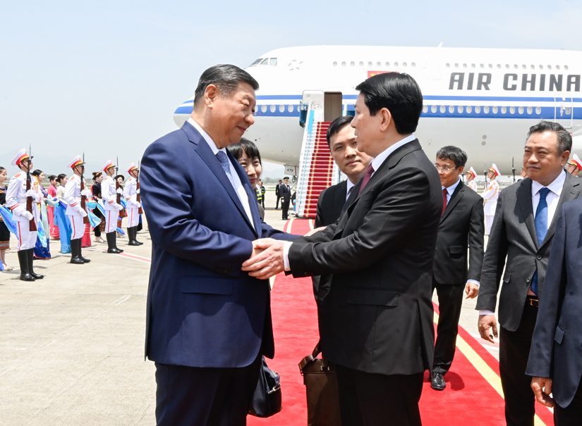 习近平抵达河内对越南进行国事访问