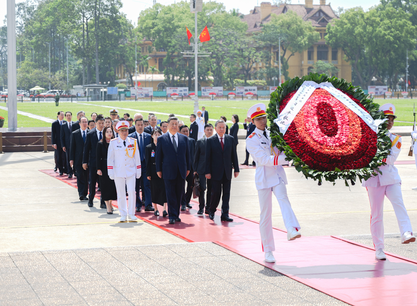 习近平瞻仰胡志明陵并敬献花圈