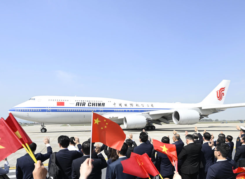 习近平圆满结束对越南的国事访问