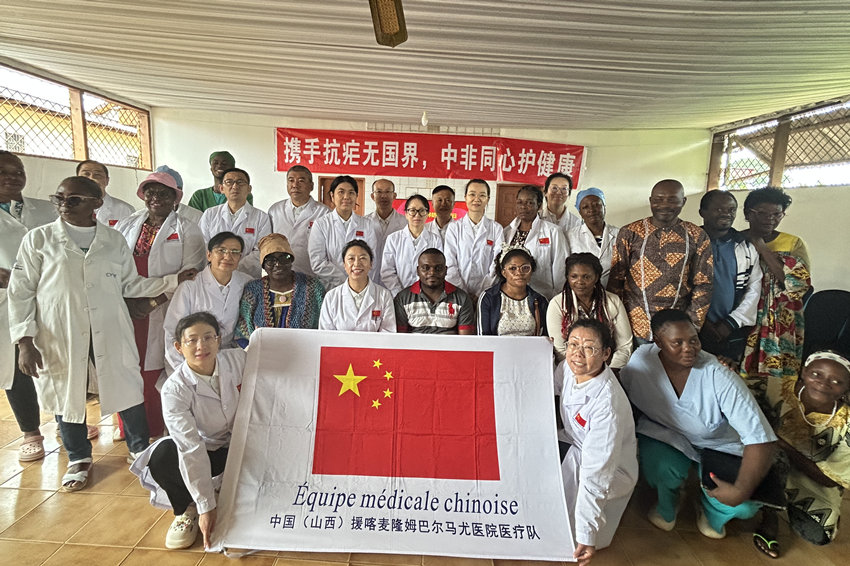 【4】图为活动结束后的合影。中国（山西）第24批援喀麦隆姆巴尔马尤医疗队 供图