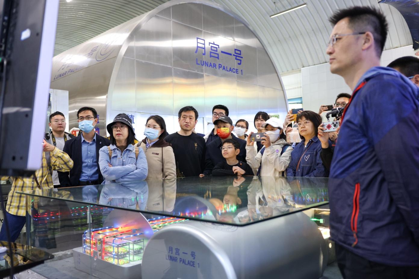 “月宫一号”实验基地举行公众开放日活动。邸白鹭摄 “月宫一号”实验基地举行公众开放日活动。邸白鹭摄