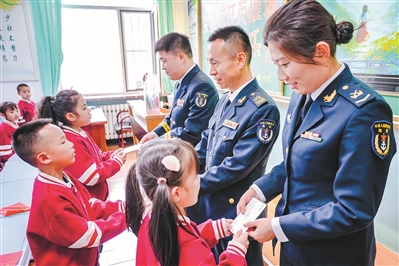 4月22日，海军沈阳舰官兵应邀来到辽宁省沈阳市中小学开展共建活动。活动中，学生们将信件交给海军沈阳舰官兵。姚振蜂摄