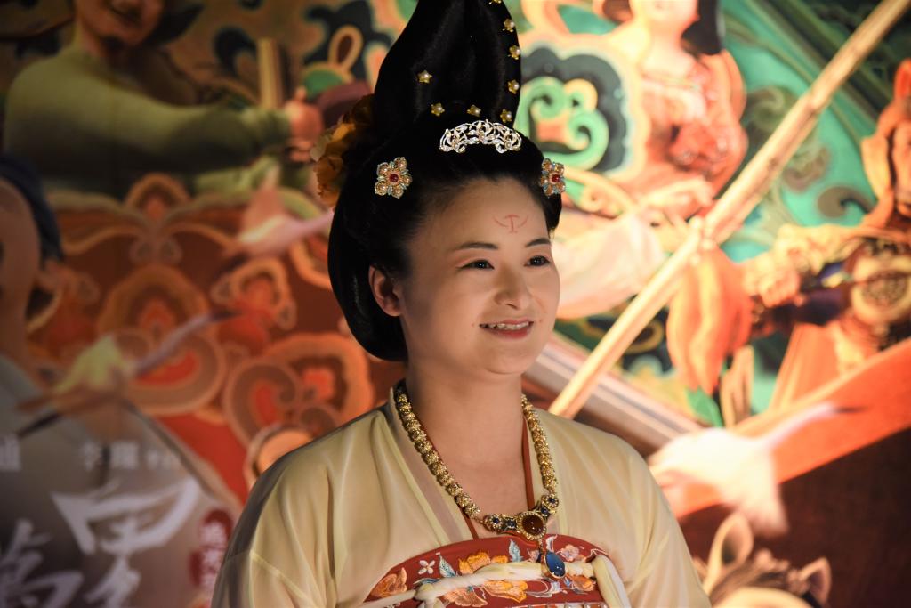 身着唐制汉服、画着精致唐代妆容的台湾女孩林家萱，专门从北京飞回台北参加首映记者会。新华社记者 刘斐 摄