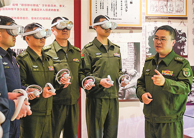 国防大学政治学院学员通过VR眼镜沉浸式体验战斗场景。