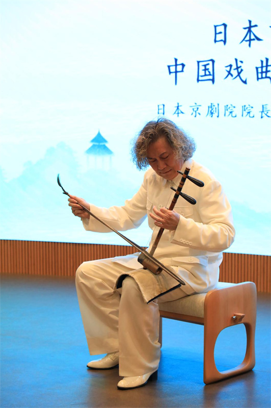 京剧表演艺术家、日本京剧院院长吴汝俊京胡表演。 京剧表演艺术家、日本京剧院院长吴汝俊京胡表演。