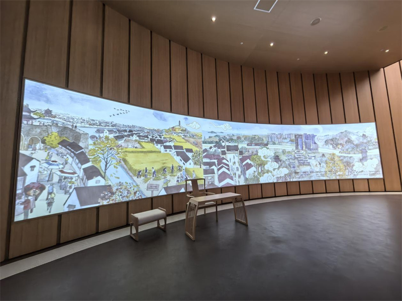 中国馆非遗展区展示绘本长卷。 中国馆非遗展区展示绘本长卷。