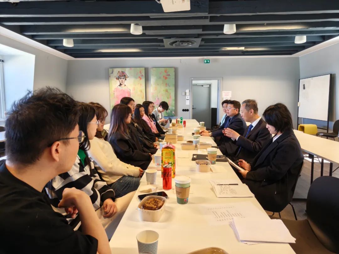 中国驻瑞典大使崔爱民与哥特兰省中国留学生代表座谈。中国驻瑞典大使馆供图 中国驻瑞典大使崔爱民与哥特兰省中国留学生代表座谈。中国驻瑞典大使馆供图