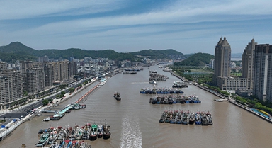 浙江舟山：渔船归港迎休渔