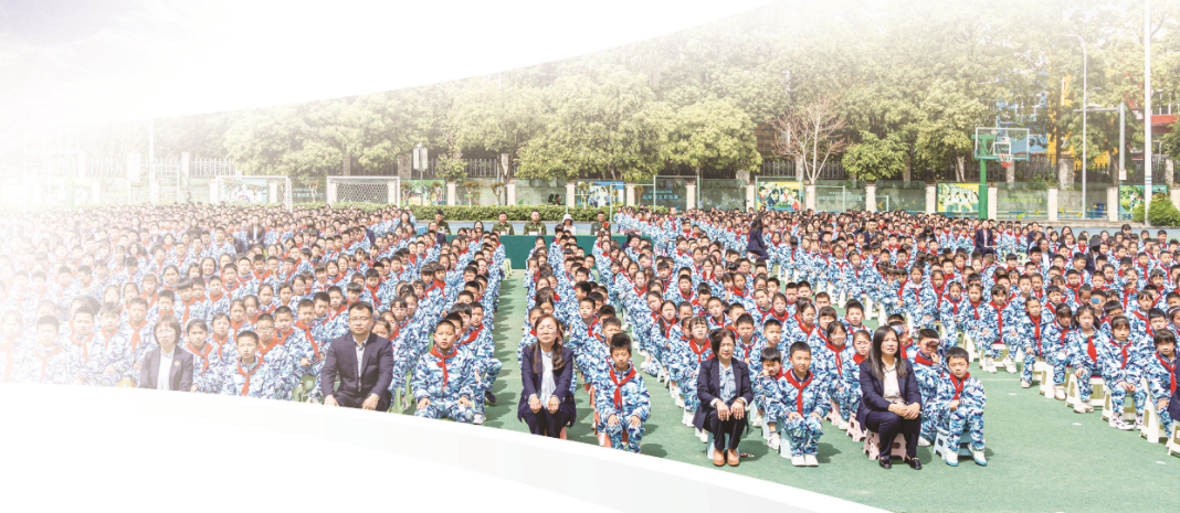 重庆华渝实验学校师生正在聆听标兵作报告。 重庆华渝实验学校师生正在聆听标兵作报告。