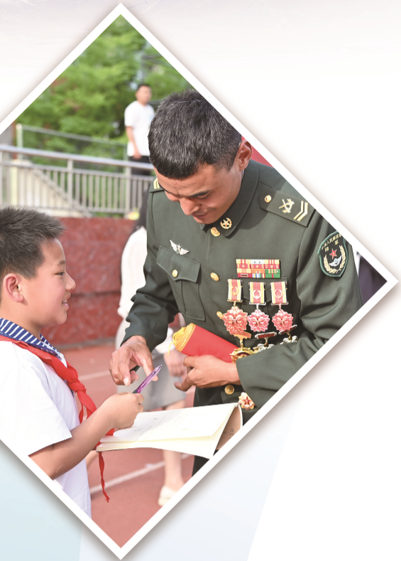 巡讲标兵为成都七中八一学校学生签名。 巡讲标兵为成都七中八一学校学生签名。