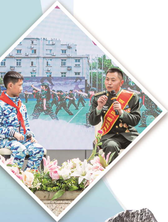 巡讲标兵与学生代表进行交流。 巡讲标兵与学生代表进行交流。