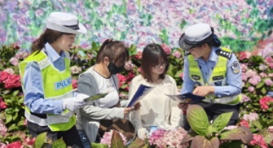 民警向游客宣传交通安全知识