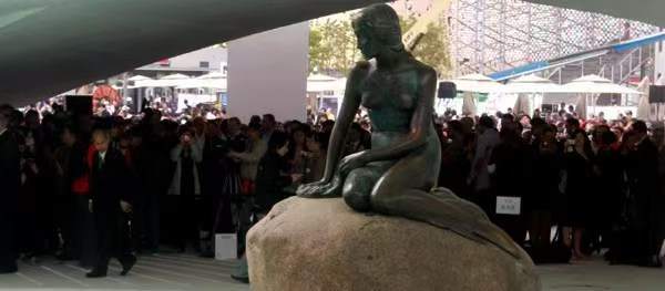 2010年4月,丹麦国宝“小美人鱼”铜像在上海世博会丹麦馆与观众见面。(新华社记者任珑/摄) 2010年4月,丹麦国宝“小美人鱼”铜像在上海世博会丹麦馆与观众见面。(新华社记者任珑/摄)