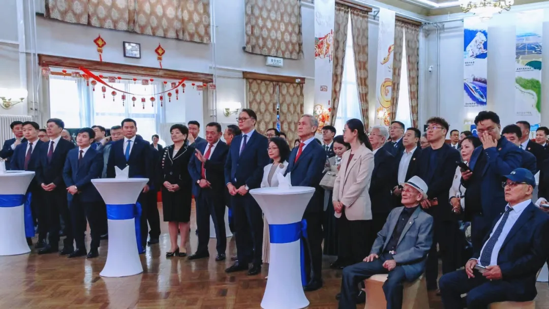 活动现场嘉宾合影留念。中国驻蒙古国大使馆供图 活动现场嘉宾合影留念。中国驻蒙古国大使馆供图